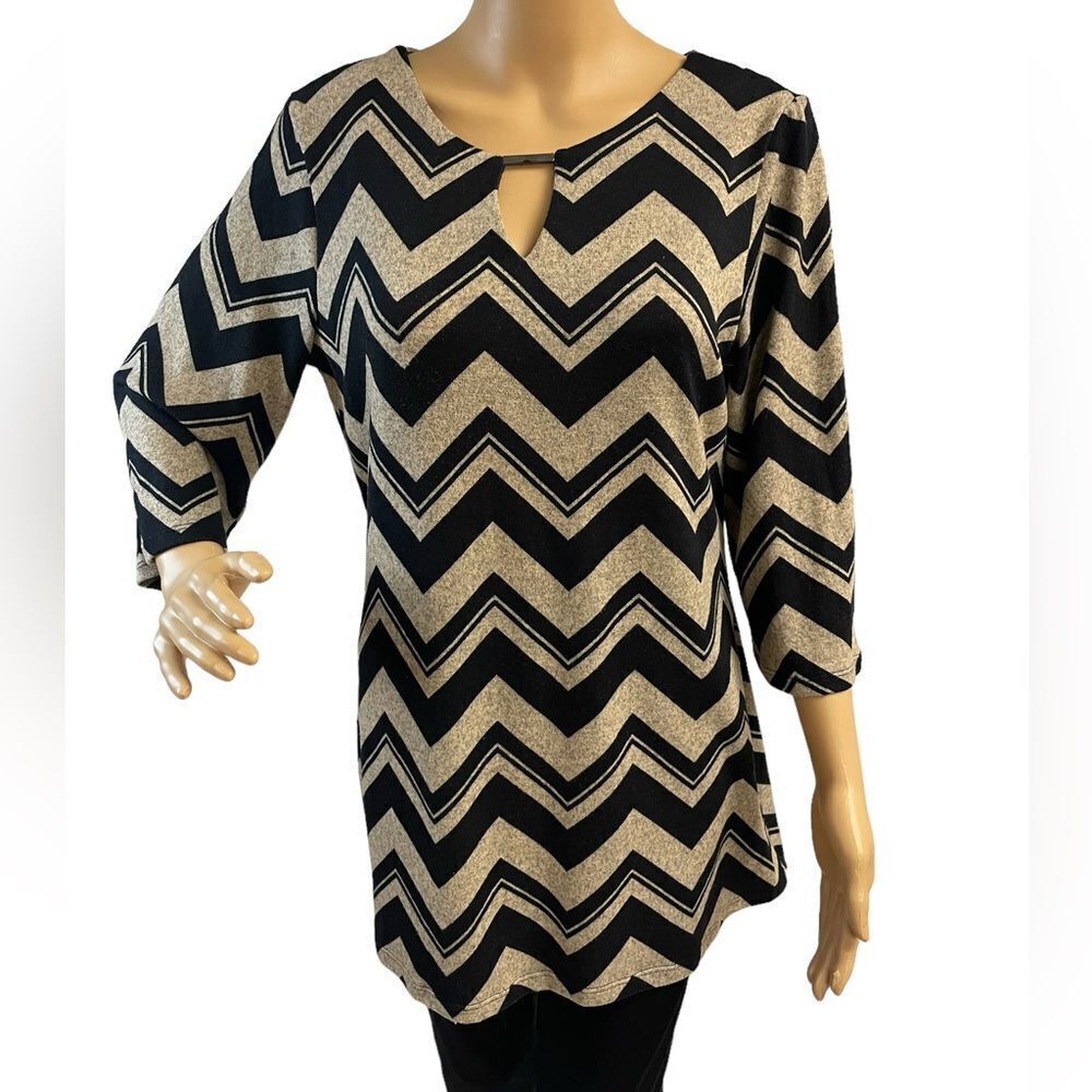 Tacera Black & Tan chevron print tunic, 3/4 sleeve, scoop neck, size M